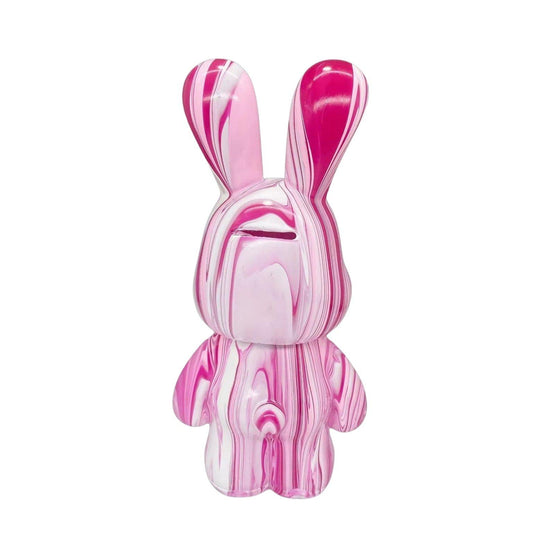 Achteraanzicht van het Fluid Bearz konijn met spaargleuf zichtbaar bovenop. DIY drip paint spaarpot in roze, wit en paars, gemaakt van hard kunststof.