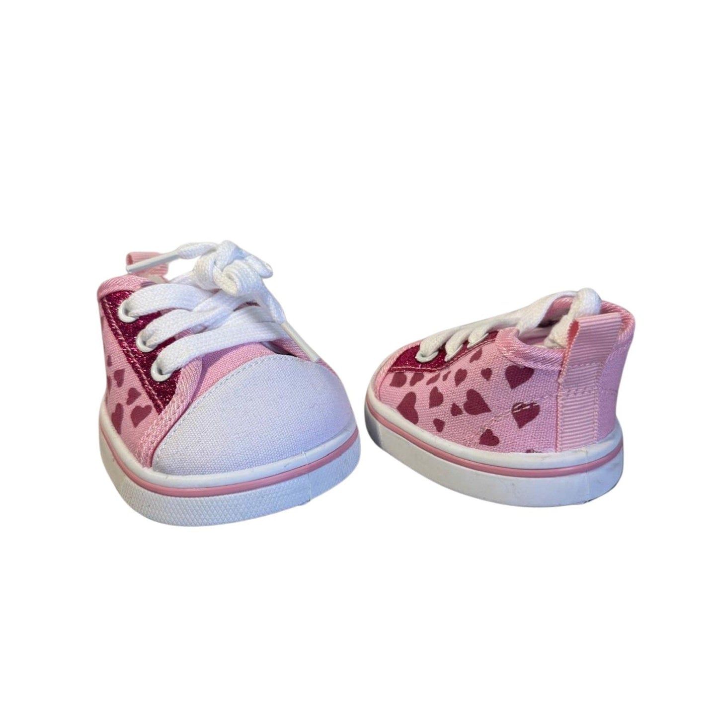 Achterkant van roze sneakers met hartjes en verstelbare sluiting – perfecte schoentjes voor Make a Bear knuffels