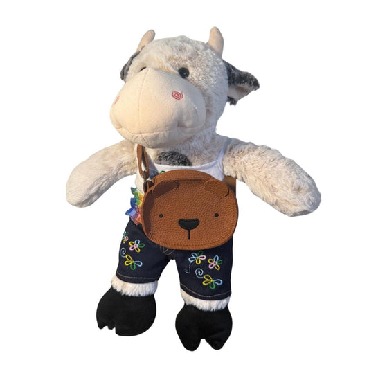 Bessie de knuffelkoe draagt een schattig knuffeltasje om de schouder – stijlvolle accessoire van Make a Bear voor knuffels