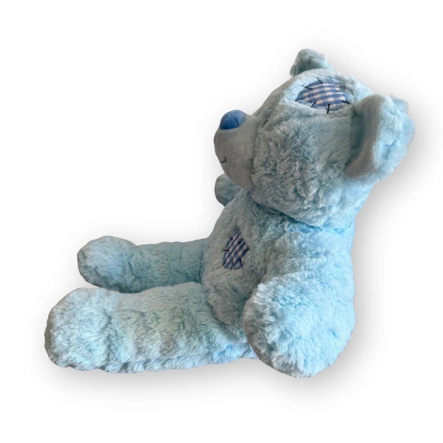 Zittende Binkie knuffelbeer van de zijkant links – babyblauw pluche, geborduurde hartjes, zelf knuffel make