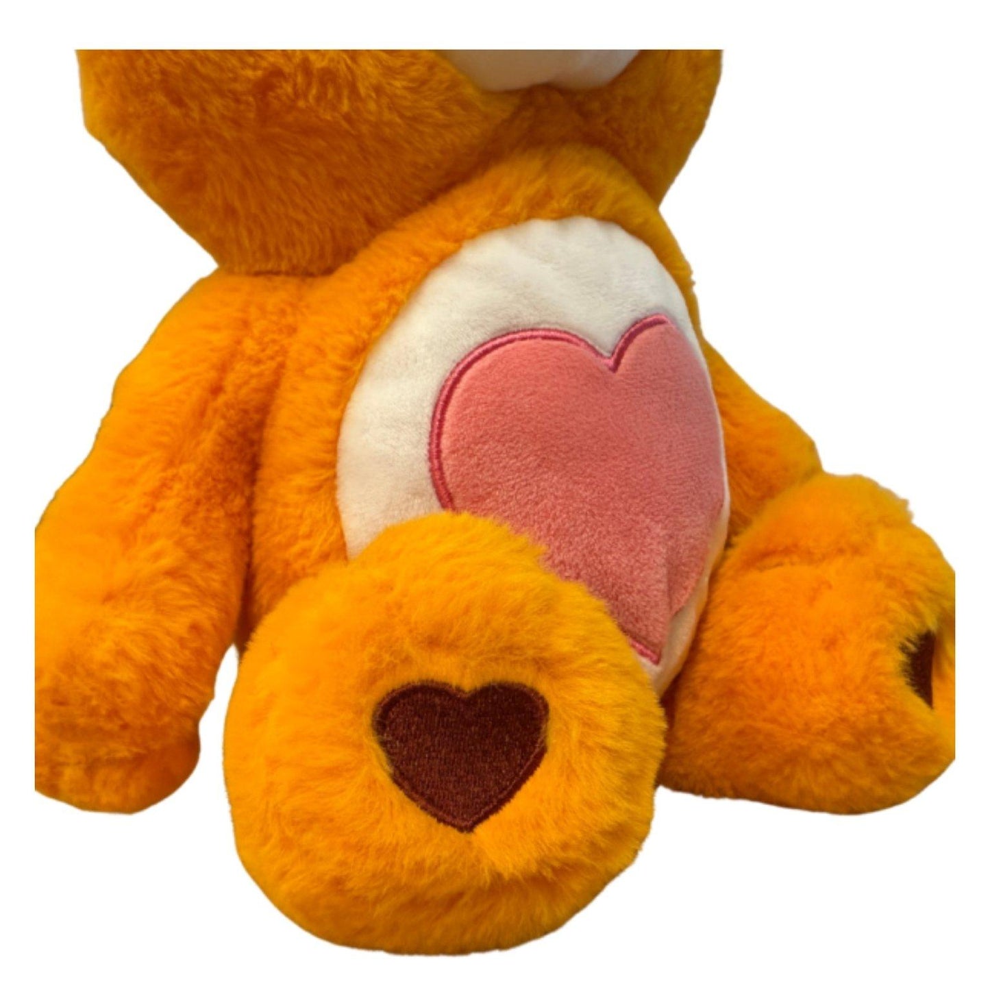 Detailfoto van de borduring op de poot en buik van het Hartebeertje Troetelbeertje – liefdevolle details van Make a Bear knuffels