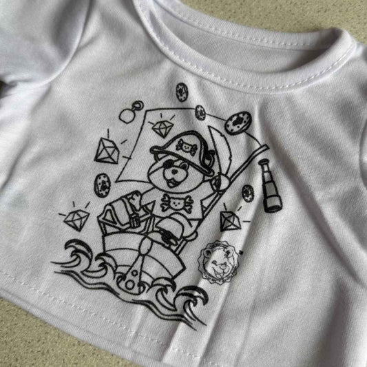 Detailweergave van de piraten tekening op het wit kleurplaat-t-shirt voor knuffels – klaar om zelf in te kleuren bij Make a Bear