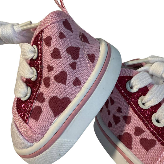Close-up van de roze sneakers met kleine hartjesprint – schattige details op knuffelschoenen van Make a Bear