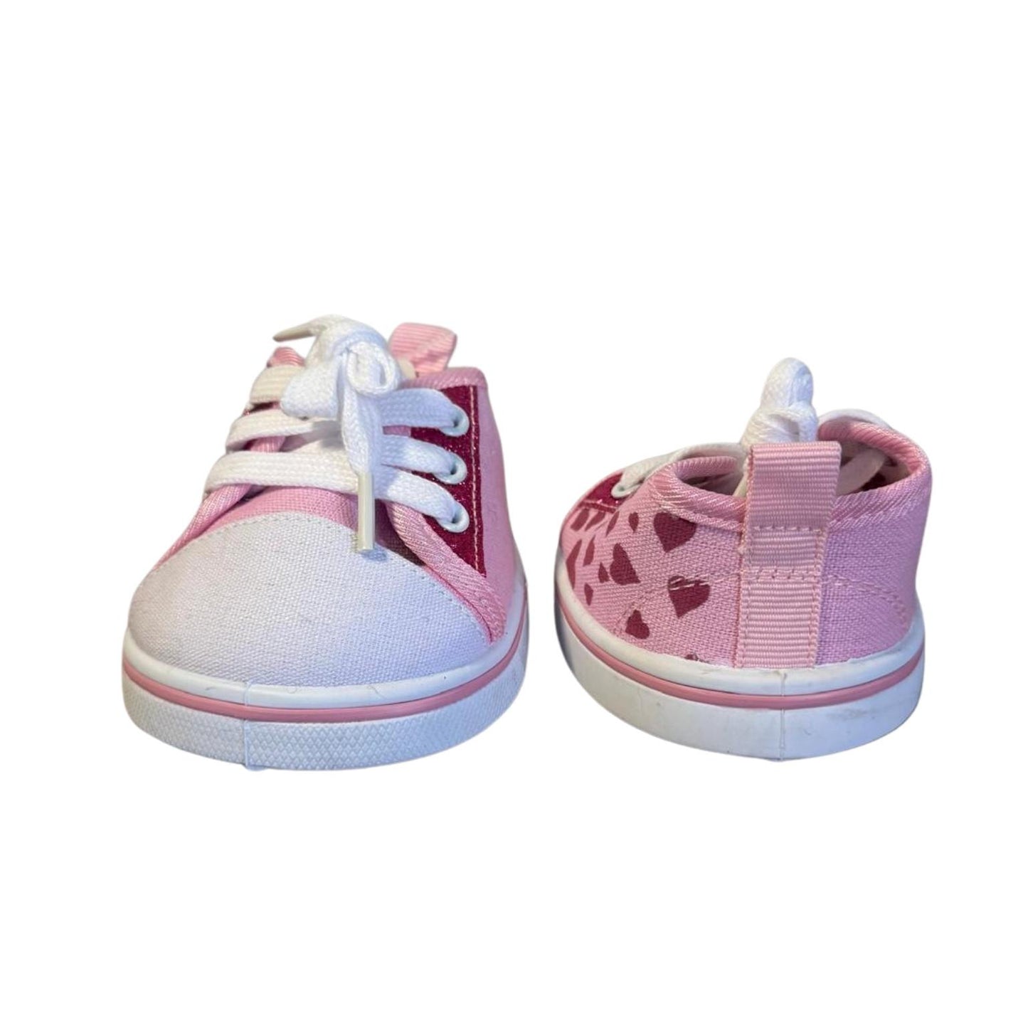 Close-up van het materiaal en de zorgvuldige afwerking van roze sneakers met hartjes voor knuffels – hoogwaardige kwaliteit voor Make a Bear knuffelaccessoires
