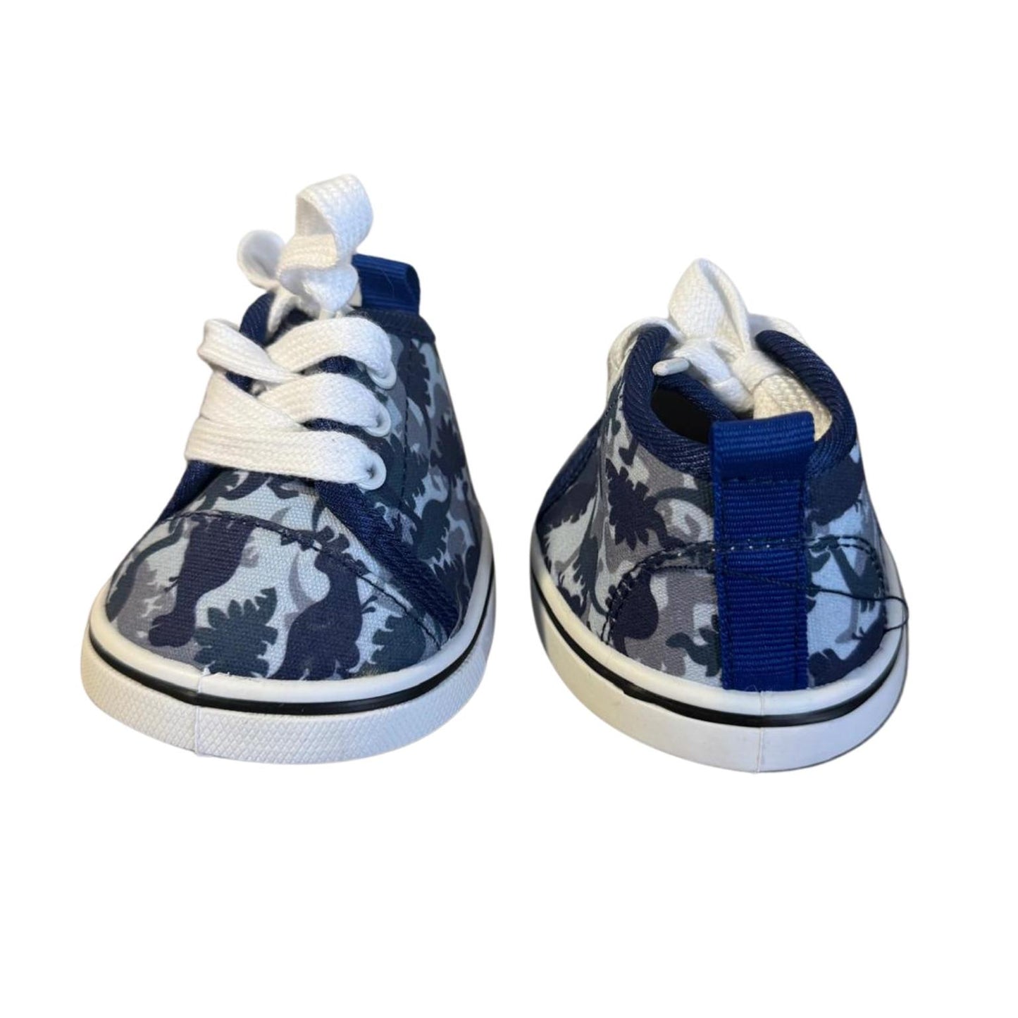 Voorkant en achterkant van Dino sneakers voor knuffels – stevige zool, blauwe dino-print en comfortabele pasvorm van Make a Bear