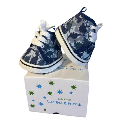 Dino sneakers voor knuffels met blauwe dino-print, gepresenteerd in een originele schoenendoos – perfect cadeau van Make a Bear
