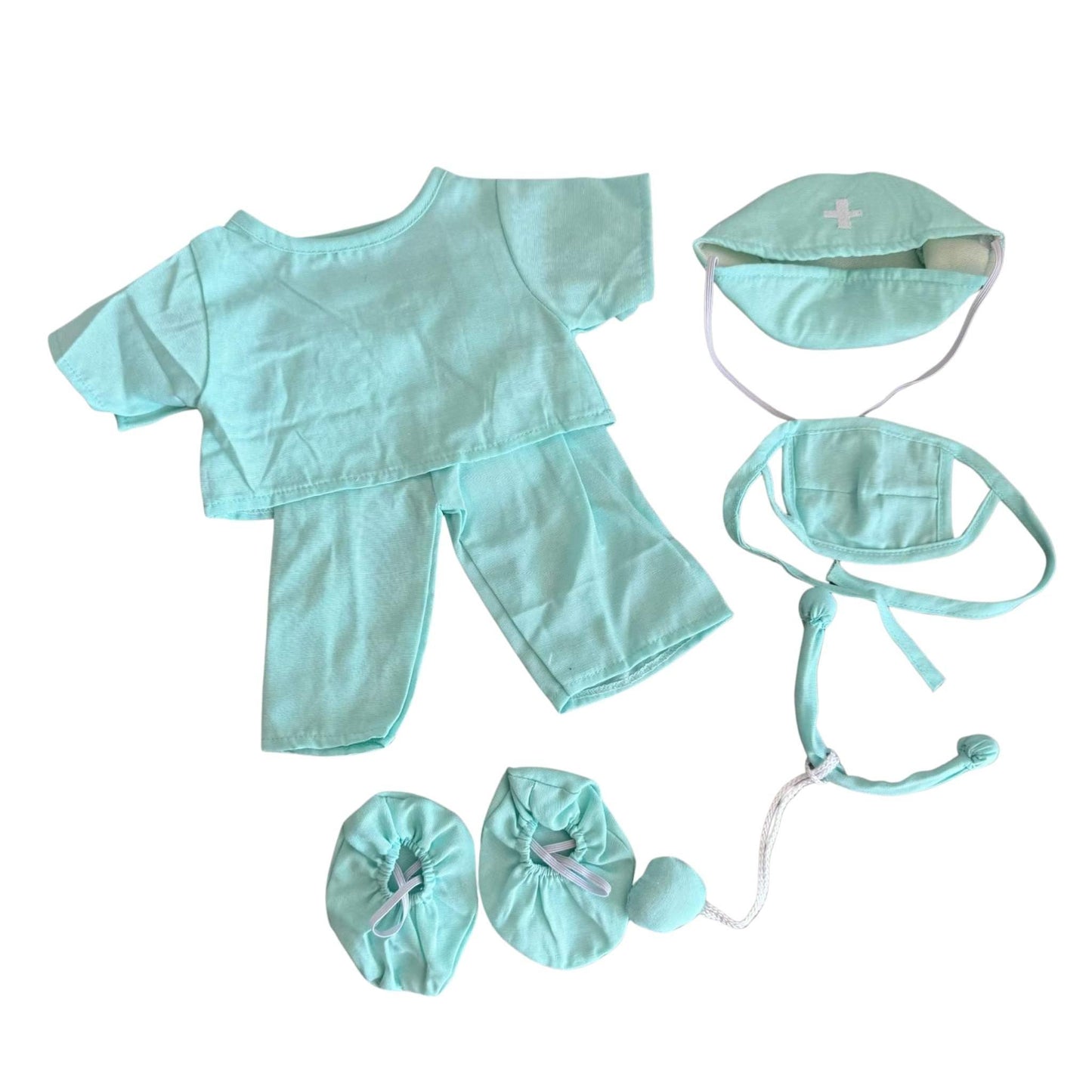 Complete dokter outfit voor knuffels in mintgroen met shirt, broek, pantoffels, stethoscoop, mondmasker en dokterskapje