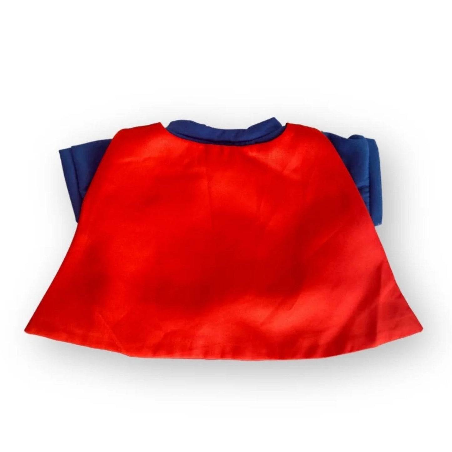 Achterkant knuffel met Superknuffel T-shirt en rode cape – superheldenlook voor je knuffel