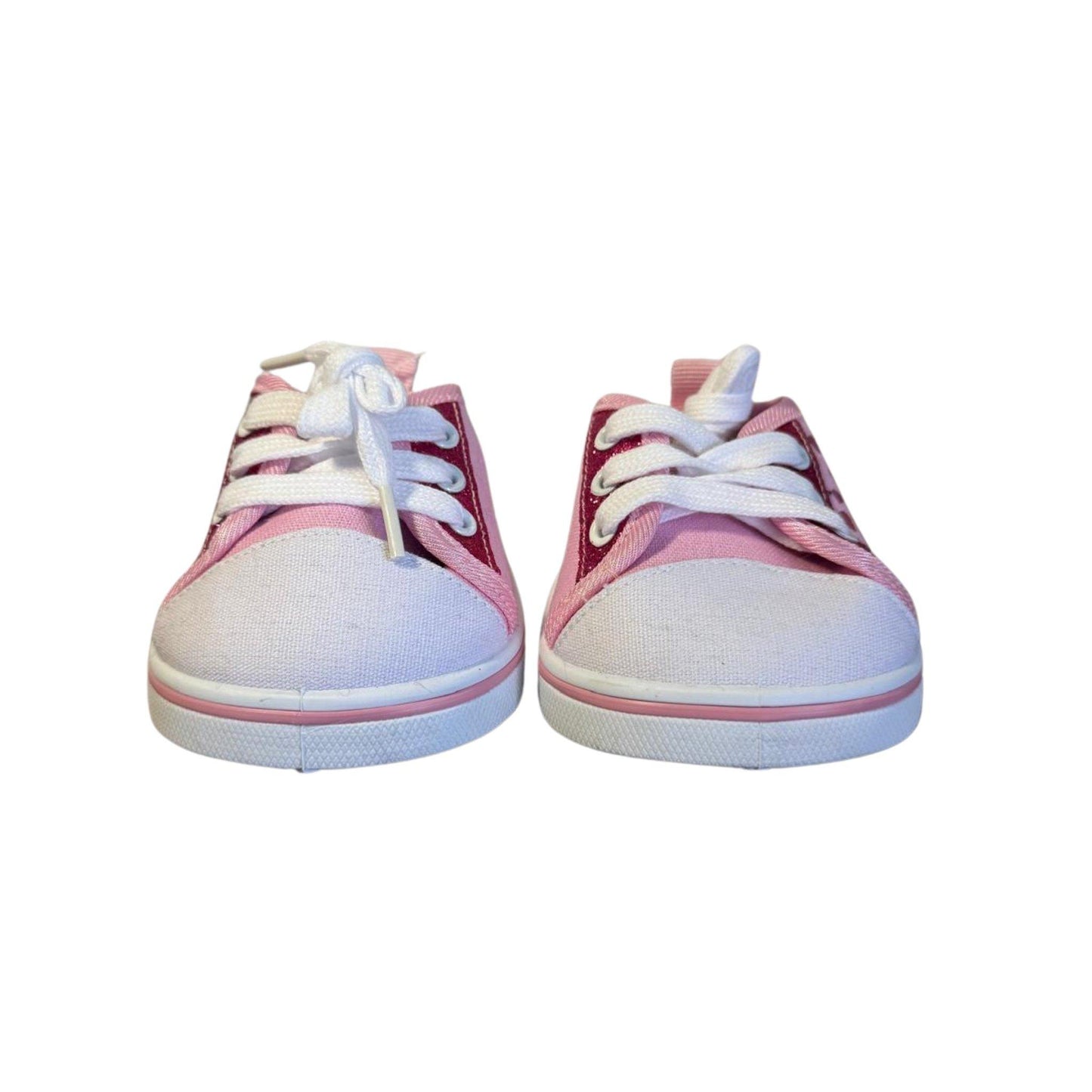 Close-up van de voorkant van roze sneakers met hartjes en een neusdetail – schattige knuffelschoenen voor Make a Bear knuffels