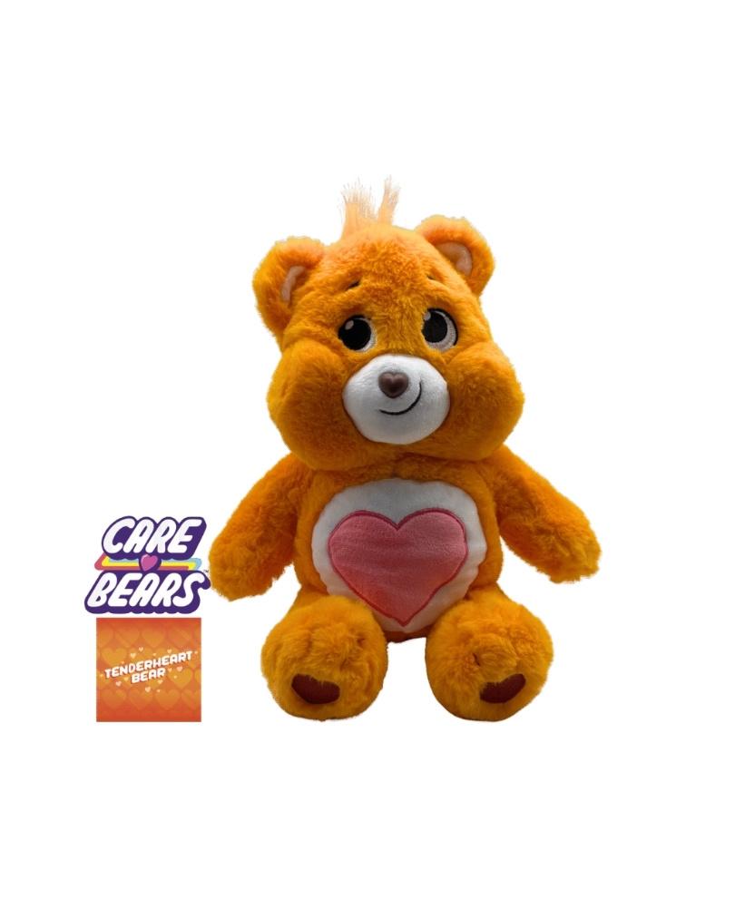 Zittend Hartebeertje Troetelbeertje kijkt rechtvooruit, met zichtbaar Care Bears logo op de achtergrond – zachte en zelf te vullen knuffel van Make a Bear