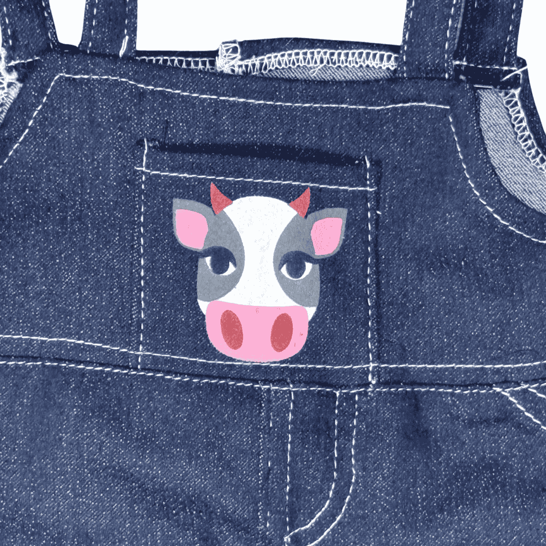 Boeren overall voor knuffel - Make a bear Hier de opdruk die op de tuinbroek van de boerenoverall voor knuffels. het is een opdruk van een koe. Te koop als setje bij Make a bear.