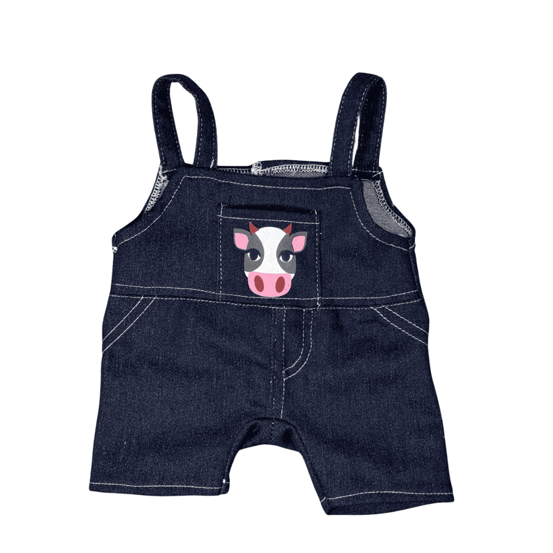 Boeren overall voor knuffel - Make a bear De tuinbroek van de boerenaoverall voor knuffels. Is van een jeans stof gemaakt. Heeft aan de achterkant een gaatje voor de staarten van de knuffels.