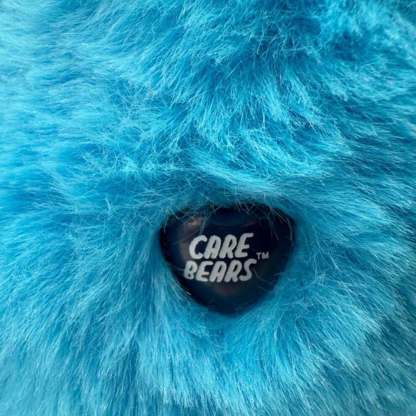 Close-up van het originele Care Bears merkje op het Brombeertje – officieel gelicentieerde knuffel van Make a Bear