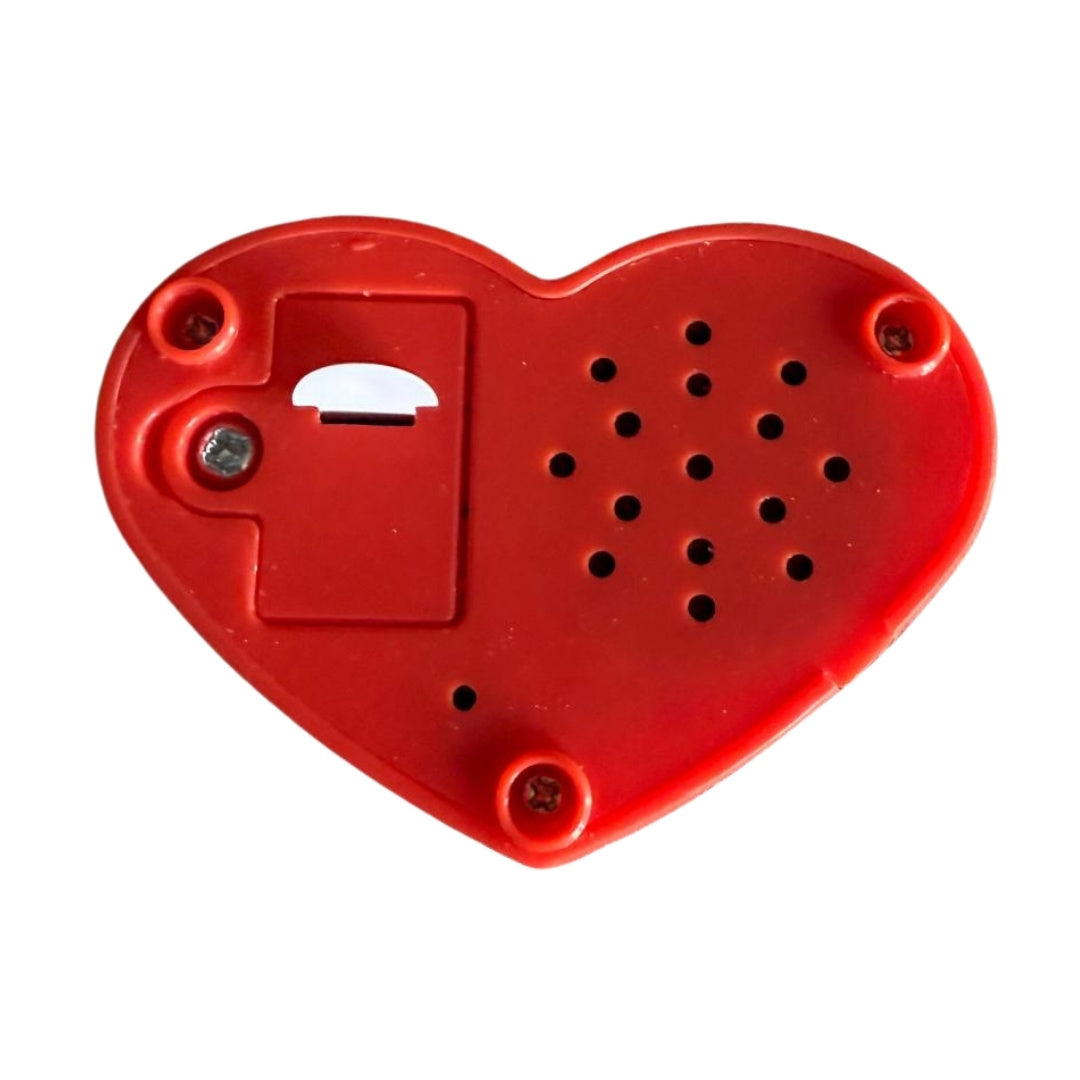 Make a Bear geluidsmodule – Opneembaar hartje voor knuffels met 30 sec audio. Hier is de achterkant te zien, waar je de batterij kan in doen.