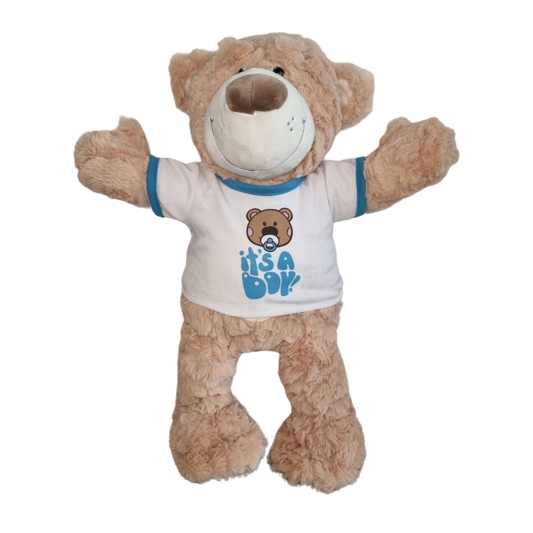 It's a boy t-shirt voor knuffel - Make a bearKnuffel beer heeft hier een Wit T-shirt voor knuffels met blauwe tekst: 'It's a Boy aan.
