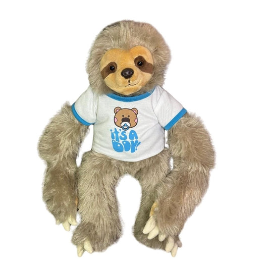 It's a boy t-shirt voor knuffel - Make a bearKnuffel luiaard heeft hier een Wit T-shirt voor knuffels met blauwe tekst: 'It's a Boy aan.