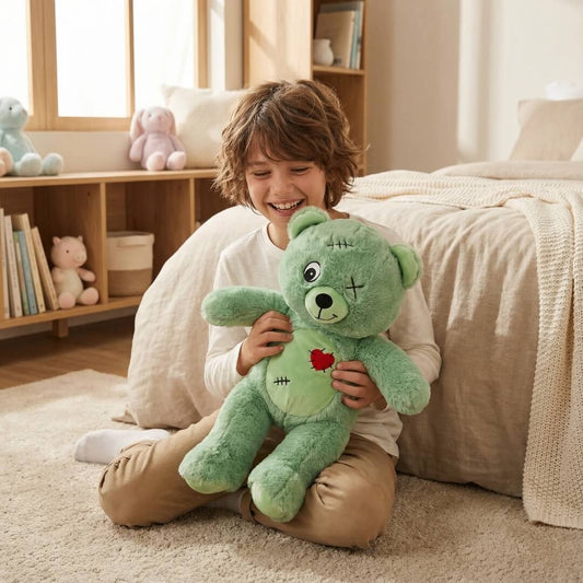 Kind knuffelt Frankie het groene monster knuffel