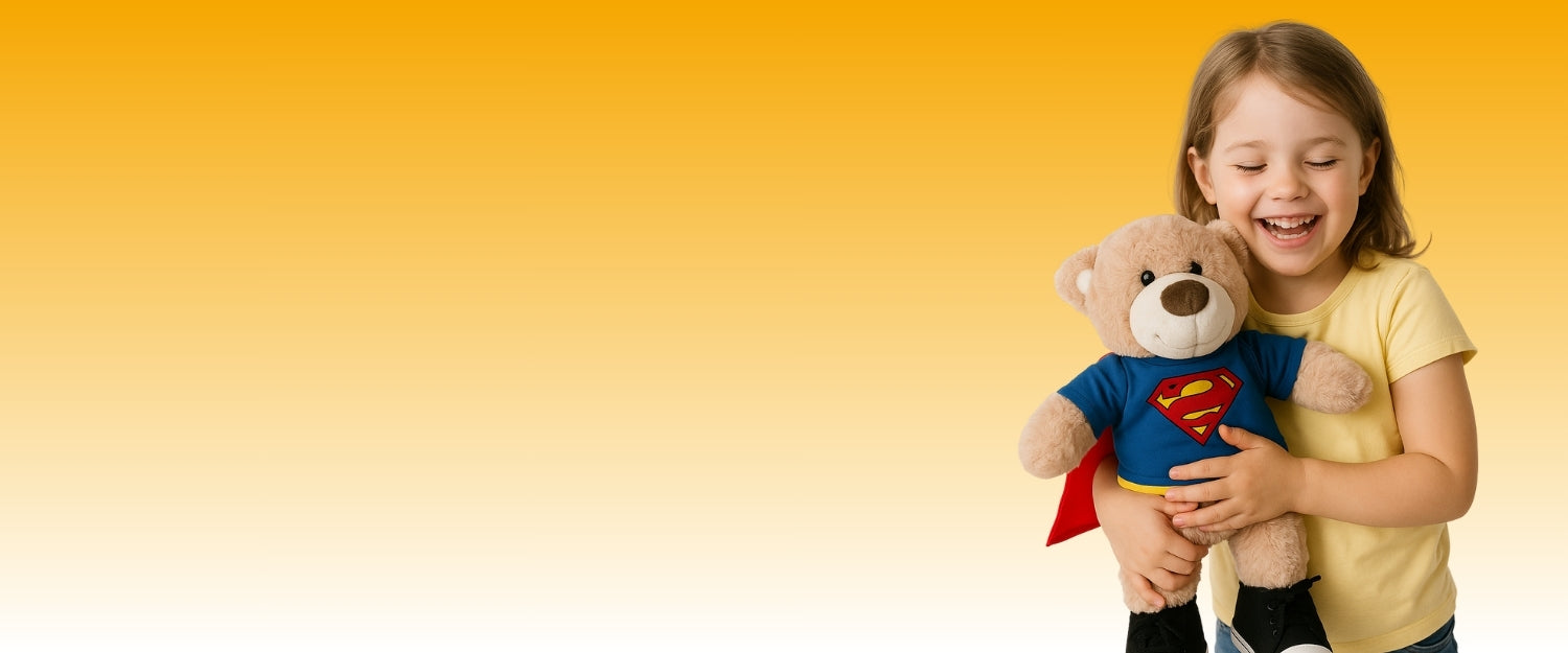 lij kind houdt zelfgemaakte knuffel vast van Make a Bear – unieke knuffelbeleving met vullen, aankleden en adoptiecertificaat