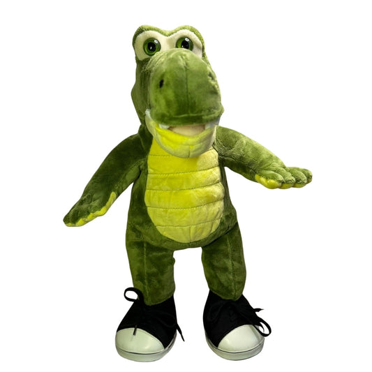 Groene knuffelkrokodil met zwarte sneakers, perfect als accessoire voor knuffelberen en andere pluche dieren.