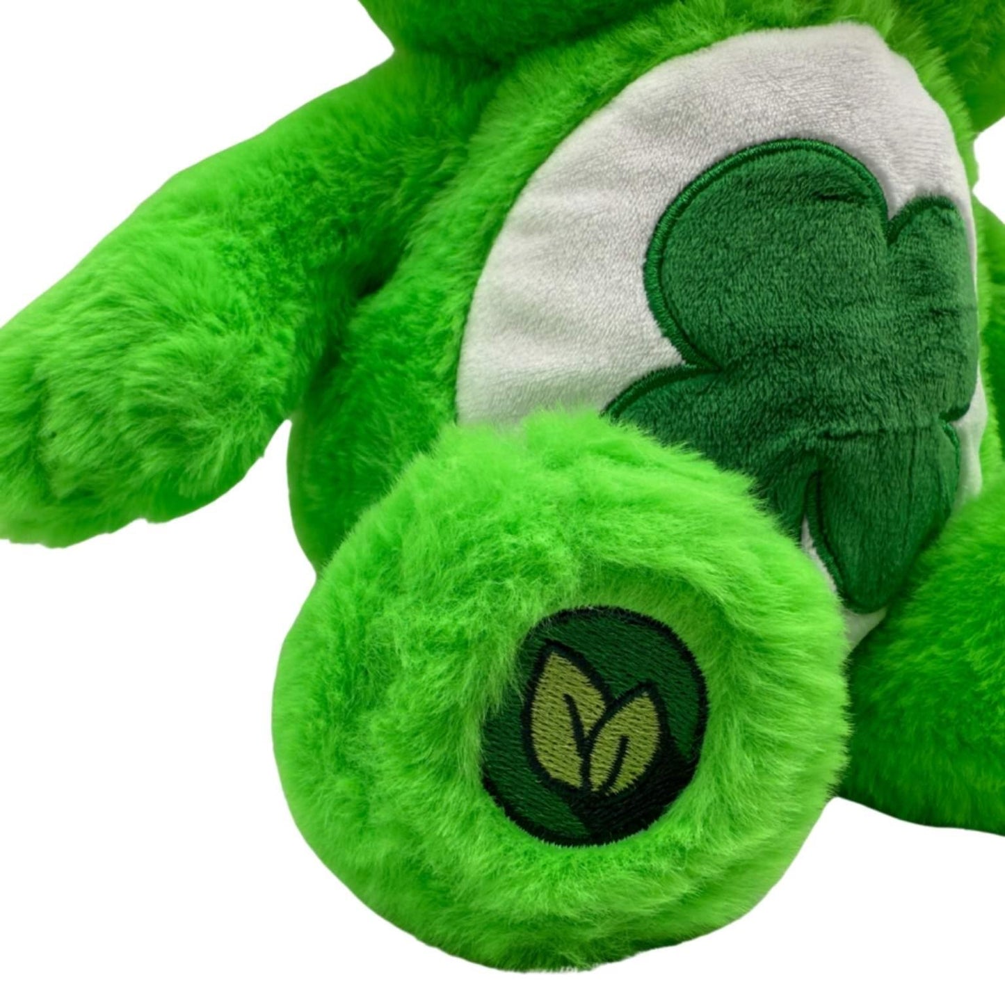 Detail van de buik van Lucky Bear – herkenbaar klavertjevier-embleem als symbool van geluk uit de Care Bears collectie