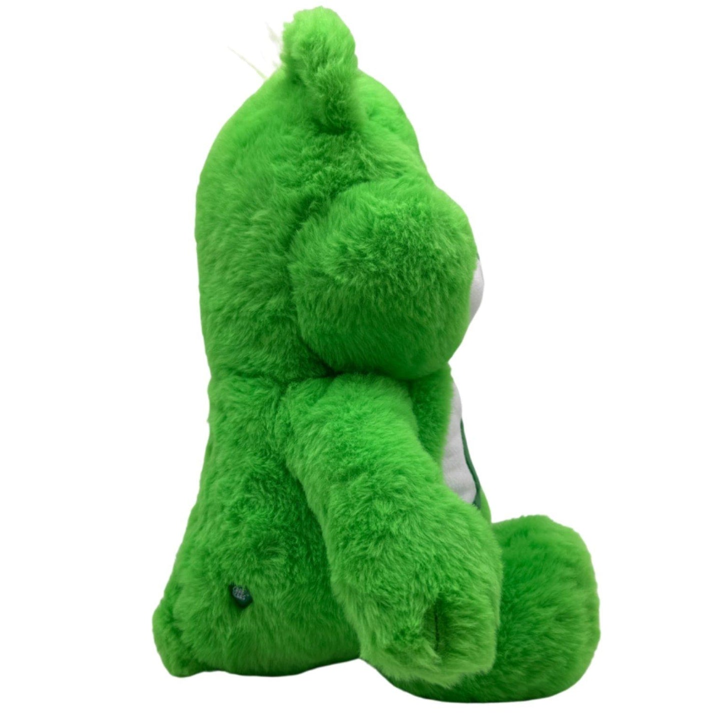 Zijaanzicht van Lucky Bear – het Groene Geluksbeertje met klavertjesvier uit de Care Bears collectie van Make a Bear