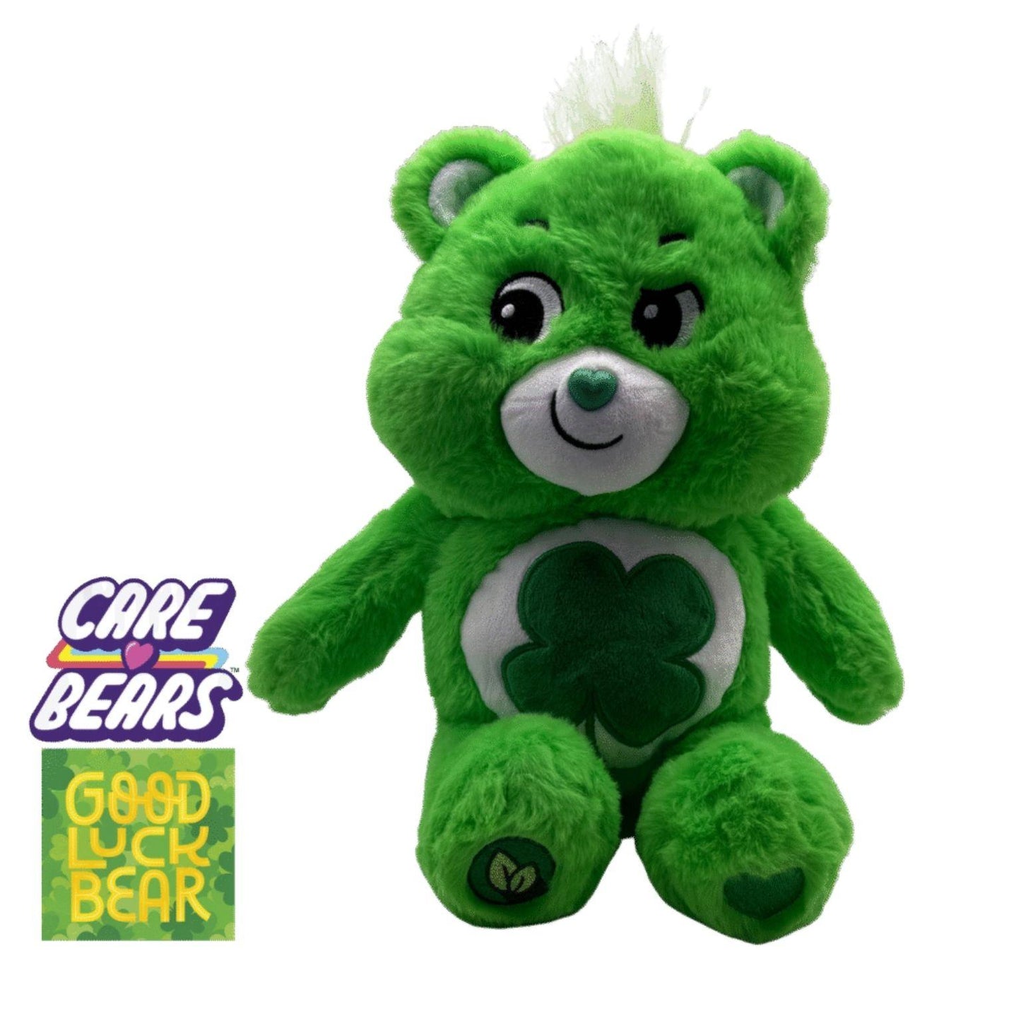 Zittende Lucky Bear knuffel met het Care Bears-logo in beeld – vrolijke groene knuffel met geluksbuikje van Make a Bear