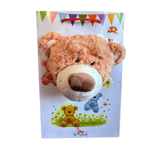 Milo de knuffelbeer in Make a Bear draagtas – steekt zijn hoofd uit de berenkop-opening