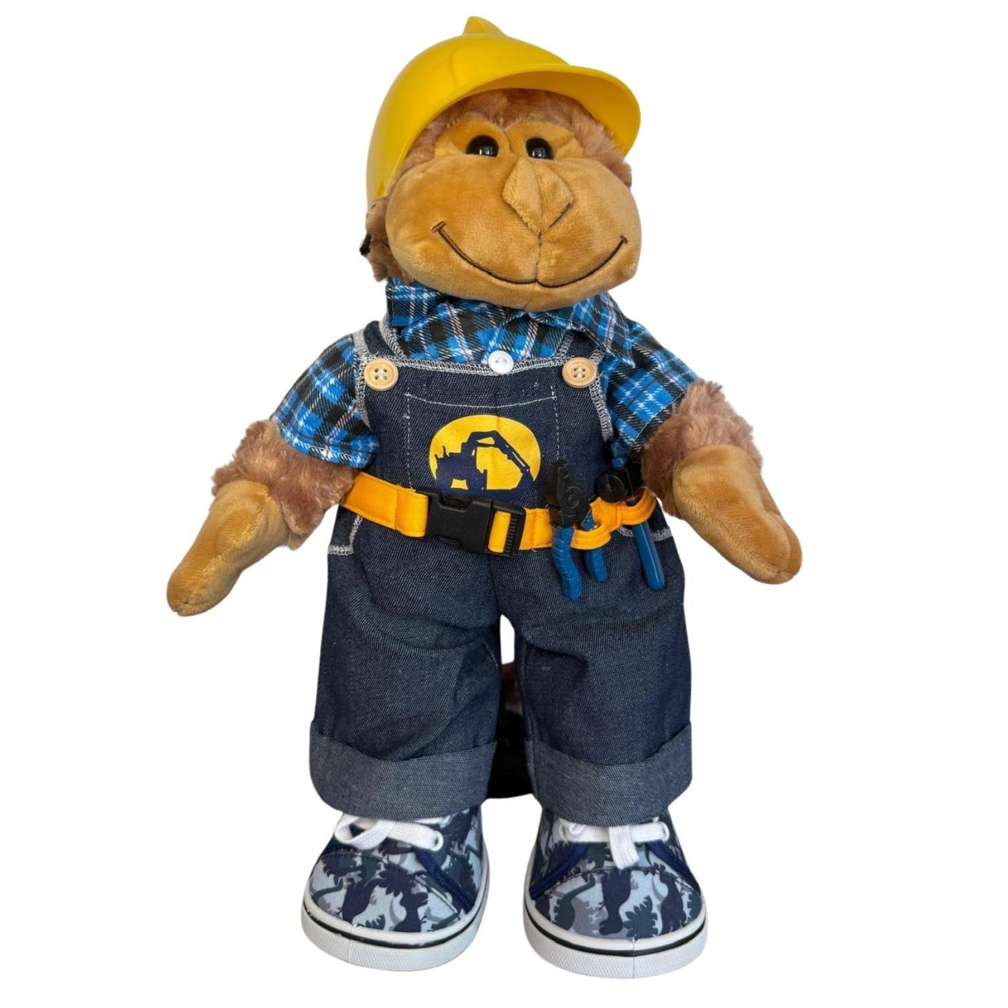 Mooki de knuffel draagt de bouwvakker outfit met dino sneakers – verkleedkleding van Make a Bear