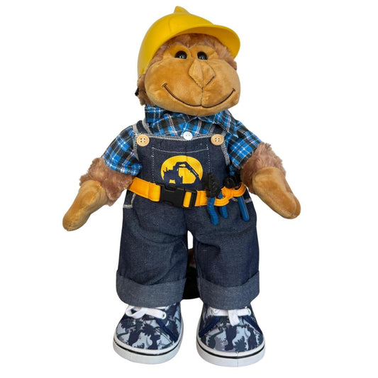 Mooki de knuffel draagt de bouwvakker outfit met dino sneakers – verkleedkleding van Make a Bear