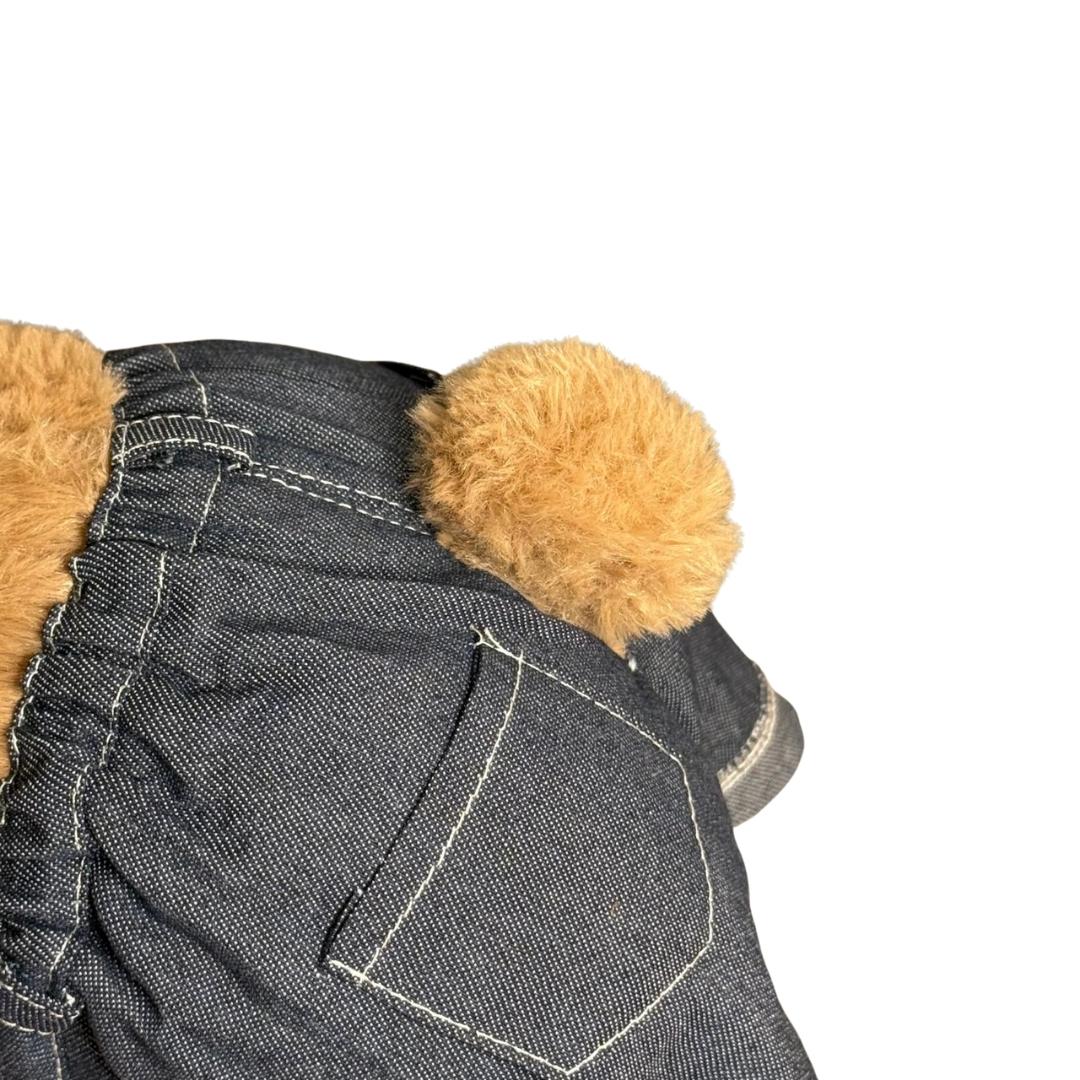Detail van een jeansbroek met een pluche knuffel in een hoodie, ontworpen voor knuffels van 40 cm. Stijlvolle knuffelkleding met ooropeningen.