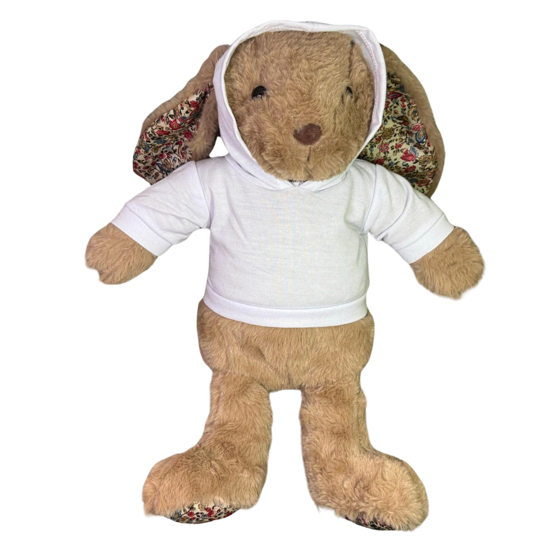 Knuffel van 40 cm met een witte hoodie aan, inclusief ooropeningen in de capuchon.
