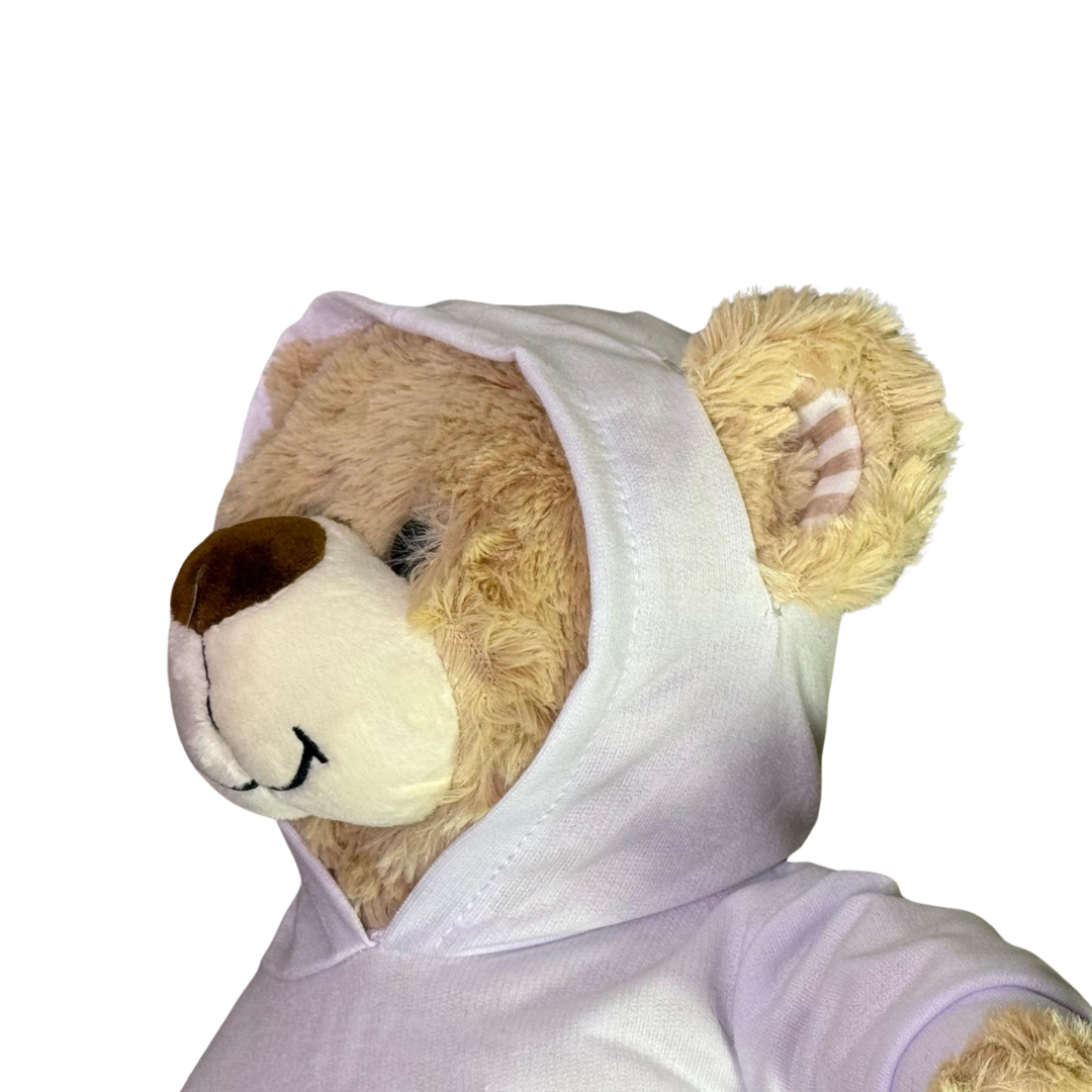 Knuffel van 40 cm met een witte hoodie aan, inclusief ooropeningen in de capuchon. detail is hier god te zien. Oren steken door het gat in de capuchon.