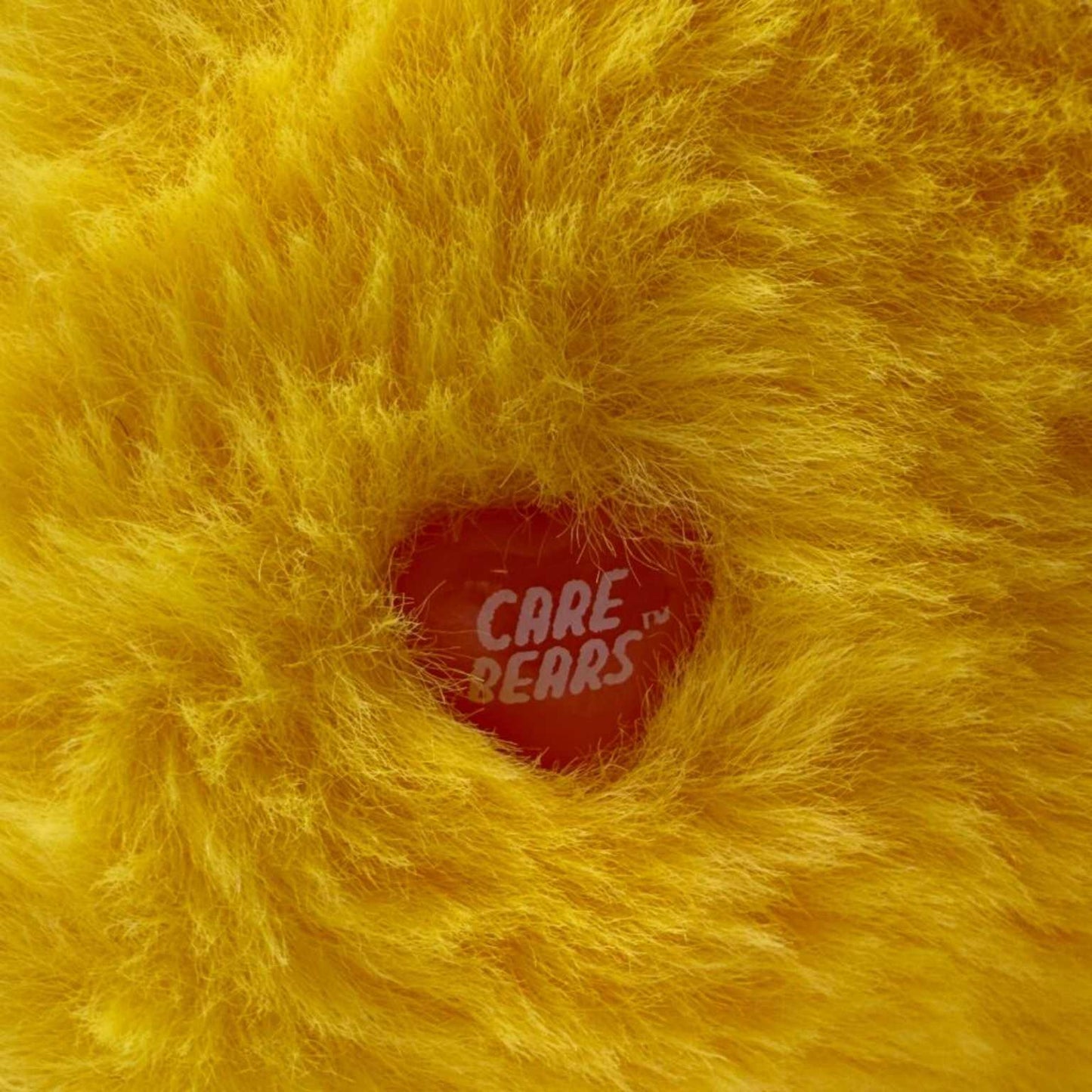 Close-up van het originele Care Bears merkje op Zonnebeertje β officieel gelicentieerde knuffel van Make a Bear