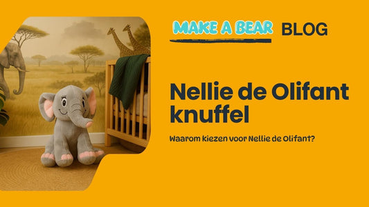 Pluche olifant van circa 40 cm hoog, grijs met roze accenten, zittend in een kinderkamer met safari-thema als achtergrond.