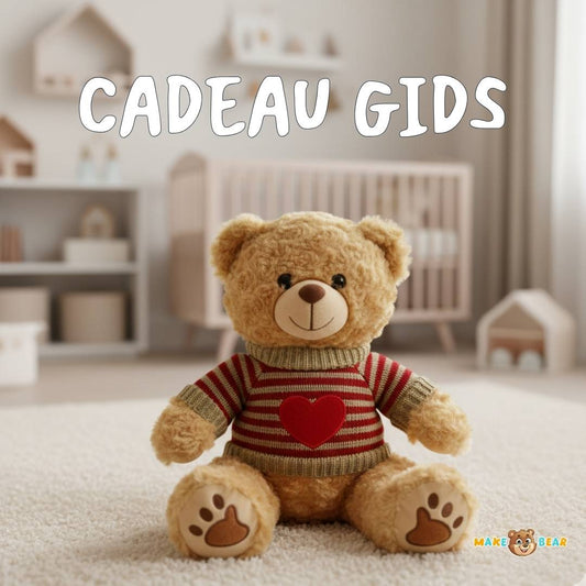 Een Make A Bear knuffelbeer met een rood hartje op een trui, als onderdeel van de Make A Bear cadeau gids voor originele verjaardagscadeaus.