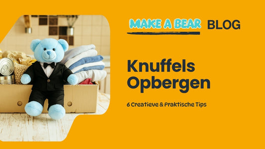 Een lichtblauwe teddybeer in smoking zit in een kartonnen doos met dekens en speelgoed op een houten tafel — symbool voor het opbergen of doneren van knuffels.