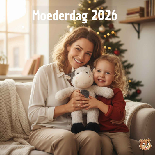 Moederdag cadeau 2026: Lachende moeder en dochter knuffelen een gepersonaliseerde koe knuffel van 40cm - Make a bear.