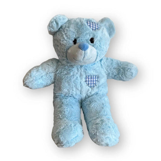 Binkie de knuffelbeer – zachte babyblauwe pluche beer met geborduurde hartjes, eigen knuffel maken bij Make a Bear