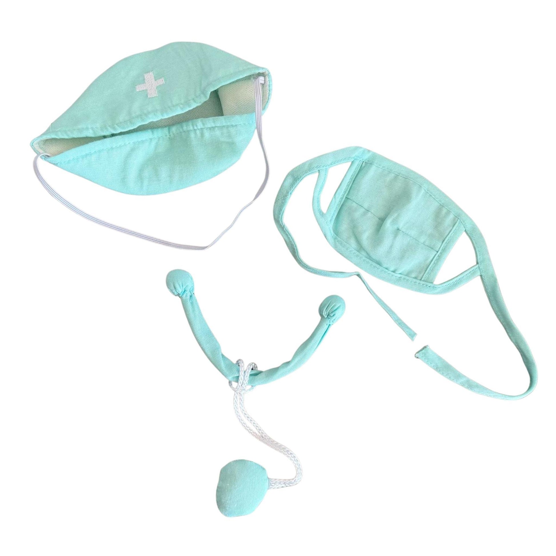 Knuffel dokter accessoires bestaande uit stethoscoop, mondmasker en dokterskapje in mintgroen