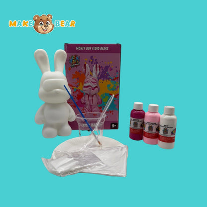 Overzicht van de Fluid Bearz DIY-kit met konijnvormige spaarpot (23 cm), roze, witte en paarse verf, mengbekers, lepels, handschoenen, instructieboekje en beschermmatje.