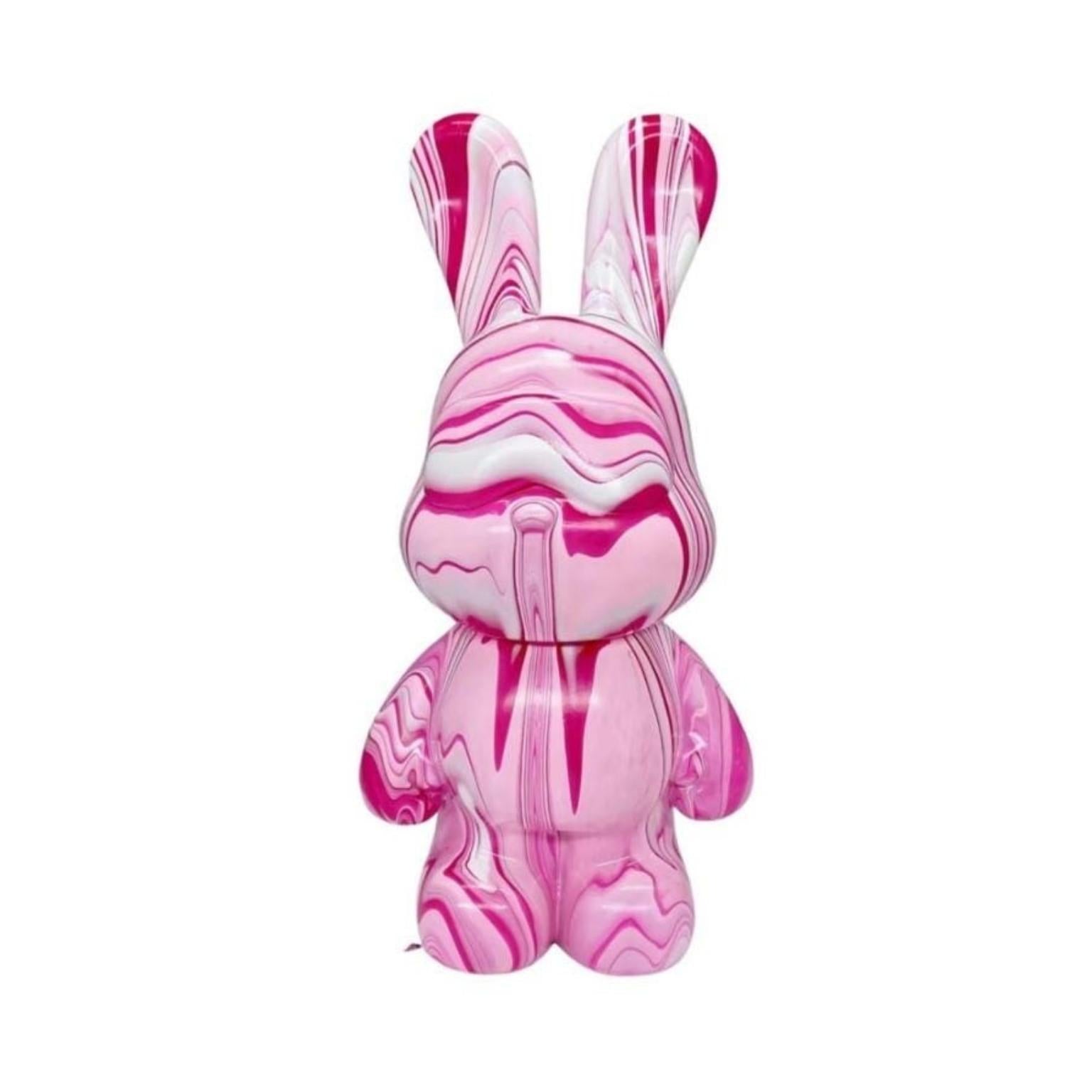 DIY spaarpot in de vorm van een konijn, beschilderd met roze, witte en paarse drip paint. Fluid Bearz figuur van 23 cm, staand op tafel met verfdetails zichtbaar.