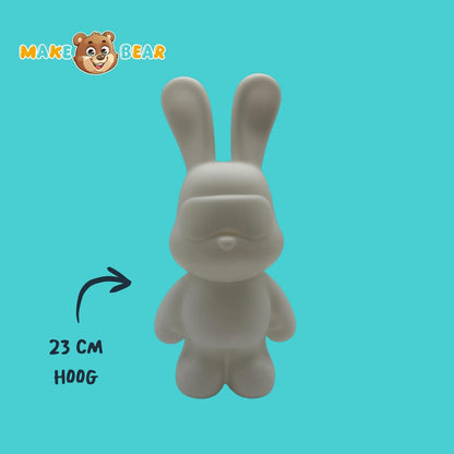 Ongeverfd Fluid Bearz konijn van hard kunststof, 23 cm hoog. Het figuur is wit en klaar om te decoreren met drip paint.