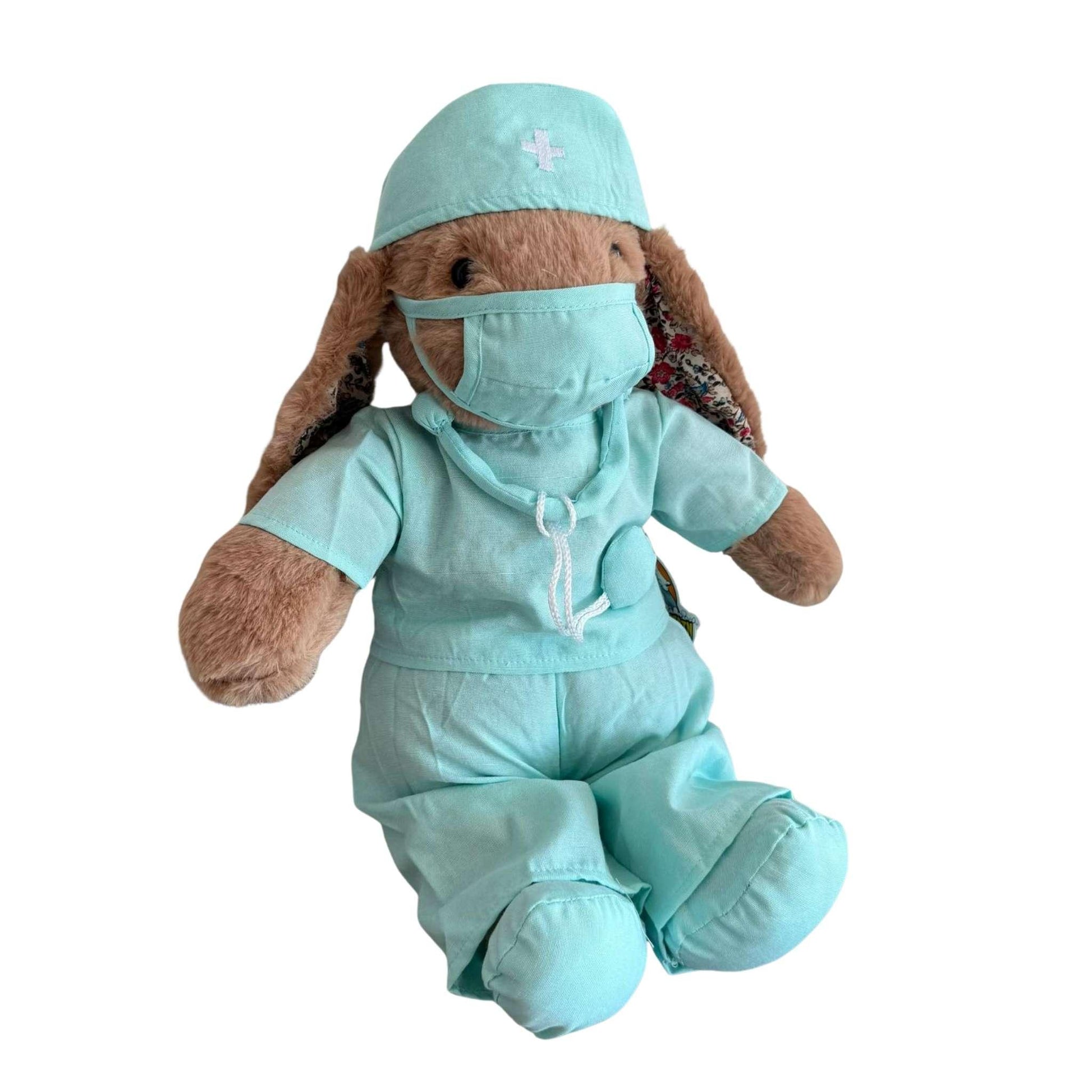Knuffel konijn draagt een mintgroene dokter outfit inclusief shirt, broek, pantoffels en accessoires