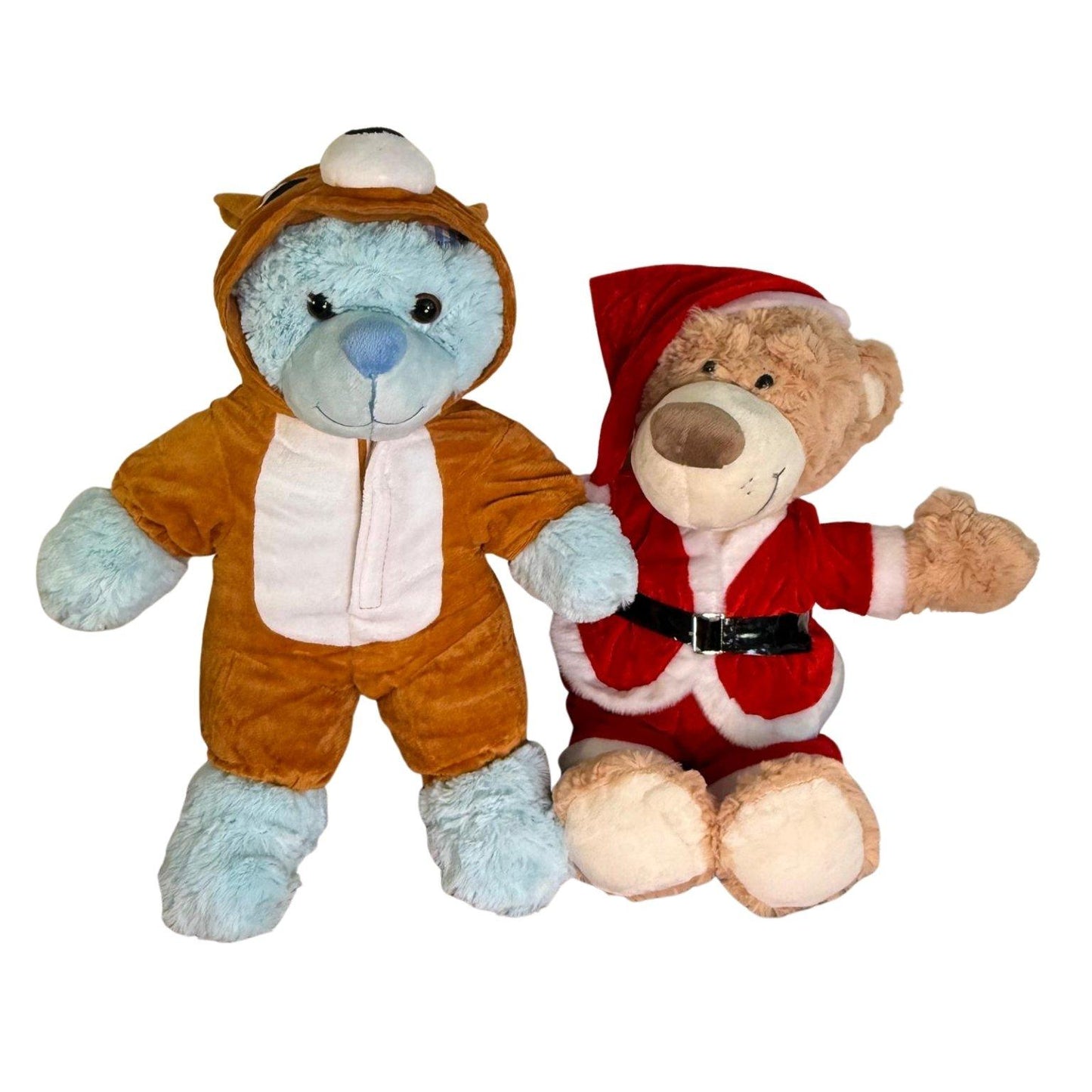 Blauwe knuffelbeer in rendier onesie en Milo de knuffel in kerstman outfit – feestelijke kerstkleding van Make a Bear voor knuffels
