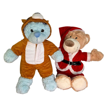 Blauwe knuffelbeer in rendier onesie en Milo de knuffel in kerstman outfit – feestelijke kerstkleding van Make a Bear voor knuffels