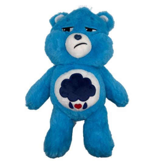 Brombeertje – Grumpy Bear van Make a Bear volledig in beeld, met herkenbare blauwe kleur en boze blik