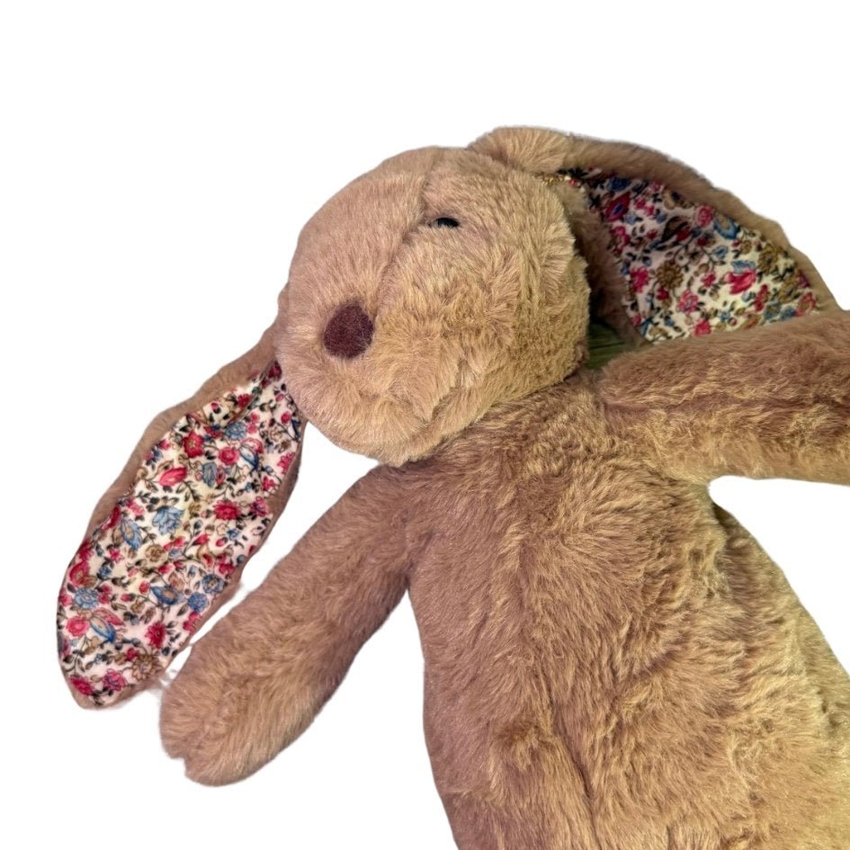 Coco het konijn knuffel - Make a bearDetail van de bloemen motief in de oren van het knuffel konijn Coco bij Make a Bear.