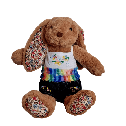 Coco het konijn knuffel - Make a bear Coco het konijn knuffel - Make a bear Coco het konijnenknuffel gekleed in de Flower Jeans - outfit, met een topje met spaghettibandjes en geborduurde bloemen, en een spijkerstof broekje.