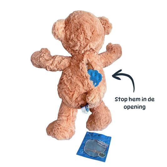 Pixie Sticks geurtablet wordt geplaatst in de vulopening van een Make a Bear knuffel