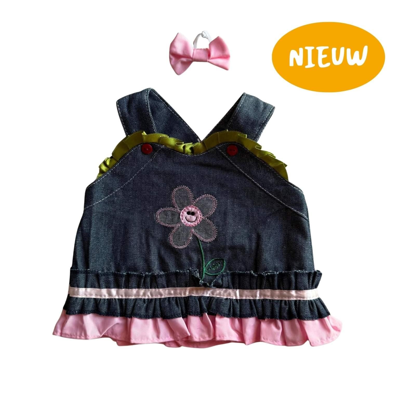 Stoer jeansjurkje met strikje voor knuffel – denim look uit de Make a Bear knuffelkleding collectie